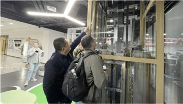 Sebuah Mini Lif Telah Tiba Di Pejabat